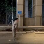 DeeGor Ho Instagram - ‼️陰目趣事分享 請俾趣🫶🏻‼️ 電影拍攝之前 佢地安排咗我去學劍 試吓啲威也武打動作 而我就FF問導演 你估可唔可以試下啲 類似浪客劍心個啲動作嘢 @dickson_1230 :「你做到緊係正㗎！」 果然羅馬非一日建成 莫講羅馬羅湖我都未過到😭（片一） 第一次見識到戶外吊威也係點做到😲（片二） 係條又窄又焗嘅走廊 滑行咗好多次 所以辛苦晒各位師傅🥹（片三） 其實佢係第37屆金像獎 「專業精神獎」得主 「Pauline 楊容蓮女士」茶水工❤️ 佢同過大把猛人前輩對過戲😎 🥹簡直係成就解鎖 可遇不可求嘅機會 導演好嘢～有啲掛住Pauline XO醬😋（片四） 對不起慈雲山的街坊們 半夜天台大叫小太郎打擾咗大家 令大家誤會有癡線佬半夜大叫「史泰龍」 引起FB街坊群組討論 嗌咗一兩take之後… 我有改為盡力細聲地大叫🙏🏿🥺 多謝忍耐🙈 （片五） 呢個係第一次試飛嘅片 不過暫時未飛出街嘅 之後飛出去個個馬路街景畫面… （忘記咗影低添）（片六） 原來咁樣俾人抽起撞落塊板 係好好玩😂因為咁撞落去係唔痛㗎 有晒機關安全措施 不過抽我過去嘅師傅們就勁辛苦啦🙈 所以都係唔好咁貪玩🫡 （片七） 今日睇返原來係西瓜斬西瓜🫠 呢個互相殘殺嘅畫面 好暴力 而呢take係少有嘅斬中晒😎 不過好似由於high speed嘅關係 而我用力斬時好自然咁謎咗眼一下 結果變咗high speed西迷眼😑 Fail😮‍💨（片八） 呢抽動作是咁的 大步跨三級樓梯（師傅抽起我） -> 踩扶手 -> 再踩樓梯中間個扶手 -> 再踩右邊牆 -> 再踢兩腳空氣 -> 再踩左邊牆 -> 再自轉一圈 -> 一嘢斬落去！Patrick小雞雞位置 係我認為自己稍為做得比較流暢嘅動作場面🙈 唯一做得唔好… 係斬唔中Patrick小雞雞😈（圖九） 其實點解叫以靜制動？ 因為🤣監製佢地幫部戲求籤 籤文寫要「以靜制動」 亦順便保密個戲名先🤣🤣🤣（圖十） 遲下再分享❤️其他感受 你地睇完笑得開心 記得介紹俾朋友 多多支持 #陰目偵信 為我地爭取多啲場次 見到大家🦾 其實比起Error 本地新導演 更加需要大家支持同鼓勵 冇新導演又何來換到新演員演出機會？ ❤️‍🔥❤️‍🔥❤️‍🔥有你有我！守住平安樓！