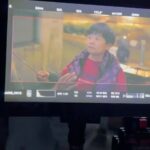DeeGor Ho Instagram - ‼️陰目趣事分享 請俾趣🫶🏻‼️ 電影拍攝之前 佢地安排咗我去學劍 試吓啲威也武打動作 而我就FF問導演 你估可唔可以試下啲 類似浪客劍心個啲動作嘢 @dickson_1230 :「你做到緊係正㗎！」 果然羅馬非一日建成 莫講羅馬羅湖我都未過到😭（片一） 第一次見識到戶外吊威也係點做到😲（片二） 係條又窄又焗嘅走廊 滑行咗好多次 所以辛苦晒各位師傅🥹（片三） 其實佢係第37屆金像獎 「專業精神獎」得主 「Pauline 楊容蓮女士」茶水工❤️ 佢同過大把猛人前輩對過戲😎 🥹簡直係成就解鎖 可遇不可求嘅機會 導演好嘢～有啲掛住Pauline XO醬😋（片四） 對不起慈雲山的街坊們 半夜天台大叫小太郎打擾咗大家 令大家誤會有癡線佬半夜大叫「史泰龍」 引起FB街坊群組討論 嗌咗一兩take之後… 我有改為盡力細聲地大叫🙏🏿🥺 多謝忍耐🙈 （片五） 呢個係第一次試飛嘅片 不過暫時未飛出街嘅 之後飛出去個個馬路街景畫面… （忘記咗影低添）（片六） 原來咁樣俾人抽起撞落塊板 係好好玩😂因為咁撞落去係唔痛㗎 有晒機關安全措施 不過抽我過去嘅師傅們就勁辛苦啦🙈 所以都係唔好咁貪玩🫡 （片七） 今日睇返原來係西瓜斬西瓜🫠 呢個互相殘殺嘅畫面 好暴力 而呢take係少有嘅斬中晒😎 不過好似由於high speed嘅關係 而我用力斬時好自然咁謎咗眼一下 結果變咗high speed西迷眼😑 Fail😮‍💨（片八） 呢抽動作是咁的 大步跨三級樓梯（師傅抽起我） -> 踩扶手 -> 再踩樓梯中間個扶手 -> 再踩右邊牆 -> 再踢兩腳空氣 -> 再踩左邊牆 -> 再自轉一圈 -> 一嘢斬落去！Patrick小雞雞位置 係我認為自己稍為做得比較流暢嘅動作場面🙈 唯一做得唔好… 係斬唔中Patrick小雞雞😈（圖九） 其實點解叫以靜制動？ 因為🤣監製佢地幫部戲求籤 籤文寫要「以靜制動」 亦順便保密個戲名先🤣🤣🤣（圖十） 遲下再分享❤️其他感受 你地睇完笑得開心 記得介紹俾朋友 多多支持 #陰目偵信 為我地爭取多啲場次 見到大家🦾 其實比起Error 本地新導演 更加需要大家支持同鼓勵 冇新導演又何來換到新演員演出機會？ ❤️‍🔥❤️‍🔥❤️‍🔥有你有我！守住平安樓！