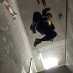 DeeGor Ho Instagram - ‼️陰目趣事分享 請俾趣🫶🏻‼️ 電影拍攝之前 佢地安排咗我去學劍 試吓啲威也武打動作 而我就FF問導演 你估可唔可以試下啲 類似浪客劍心個啲動作嘢 @dickson_1230 :「你做到緊係正㗎！」 果然羅馬非一日建成 莫講羅馬羅湖我都未過到😭（片一） 第一次見識到戶外吊威也係點做到😲（片二） 係條又窄又焗嘅走廊 滑行咗好多次 所以辛苦晒各位師傅🥹（片三） 其實佢係第37屆金像獎 「專業精神獎」得主 「Pauline 楊容蓮女士」茶水工❤️ 佢同過大把猛人前輩對過戲😎 🥹簡直係成就解鎖 可遇不可求嘅機會 導演好嘢～有啲掛住Pauline XO醬😋（片四） 對不起慈雲山的街坊們 半夜天台大叫小太郎打擾咗大家 令大家誤會有癡線佬半夜大叫「史泰龍」 引起FB街坊群組討論 嗌咗一兩take之後… 我有改為盡力細聲地大叫🙏🏿🥺 多謝忍耐🙈 （片五） 呢個係第一次試飛嘅片 不過暫時未飛出街嘅 之後飛出去個個馬路街景畫面… （忘記咗影低添）（片六） 原來咁樣俾人抽起撞落塊板 係好好玩😂因為咁撞落去係唔痛㗎 有晒機關安全措施 不過抽我過去嘅師傅們就勁辛苦啦🙈 所以都係唔好咁貪玩🫡 （片七） 今日睇返原來係西瓜斬西瓜🫠 呢個互相殘殺嘅畫面 好暴力 而呢take係少有嘅斬中晒😎 不過好似由於high speed嘅關係 而我用力斬時好自然咁謎咗眼一下 結果變咗high speed西迷眼😑 Fail😮‍💨（片八） 呢抽動作是咁的 大步跨三級樓梯（師傅抽起我） -> 踩扶手 -> 再踩樓梯中間個扶手 -> 再踩右邊牆 -> 再踢兩腳空氣 -> 再踩左邊牆 -> 再自轉一圈 -> 一嘢斬落去！Patrick小雞雞位置 係我認為自己稍為做得比較流暢嘅動作場面🙈 唯一做得唔好… 係斬唔中Patrick小雞雞😈（圖九） 其實點解叫以靜制動？ 因為🤣監製佢地幫部戲求籤 籤文寫要「以靜制動」 亦順便保密個戲名先🤣🤣🤣（圖十） 遲下再分享❤️其他感受 你地睇完笑得開心 記得介紹俾朋友 多多支持 #陰目偵信 為我地爭取多啲場次 見到大家🦾 其實比起Error 本地新導演 更加需要大家支持同鼓勵 冇新導演又何來換到新演員演出機會？ ❤️‍🔥❤️‍🔥❤️‍🔥有你有我！守住平安樓！