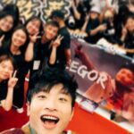 DeeGor Ho Instagram – ‼️長經文慎入‼️
禮物同信我都收好多
多謝晒咁多位❤️
為左答謝你地 
又成日問我幾時講經咁…
今年生日就打封信俾大家🫶🏻
 ———————————————————
「To 各位親愛的羊群/雯雯/404：

大家最近都好嗎？不過我都知，有過得好，有過得唔好，或者我更應該問自己過得好嗎？我冇理由話自己過得唔好，8月10係我生日，亦都係 #陰目偵信 上映，雖然Error班賤人做訪問話我先係主角，但我係拍攝現場過程係感受到導演係想有四位男主角嘅方式去拍攝，結果我係首映時睇完後完全睇到電影係有四位男主角😎所以我先係冇吹水個個！

但其實呢部戲係絕對可以將佢變成三小時嘅電影咁去睇，我相信你地會睇得仲過癮，人物心路歷程會更完整，不過拍嘢就係咁，綜藝都係咁，永遠拍多冇少，但大家都平等地局限於播放時數呢個設定上，所以過程係用一種「理解完靠估」嘅精神去盡力完成❤️‍🔥而呢部電影絕對係台前幕後嘔心瀝血下一齊完成，好希望大家都一齊睇完笑聲笑聲滿載溫馨少少血脈沸騰咁離開電影院。

呢期我當然非常幸運，有代言又有廣告，仲要終於有部Error主演嘅電影，又有Error團綜，嚟緊我地仲有新歌，而我演戲路上亦越嚟越多機會俾我，所以我真係好幸福好開心；

不過有陰就有陽
有幸福開心同時當然會有焦慮擔心嘅時候，所以你地唔洗擔心我㗎，因為我每日都時不時擔心自己😂好飽㗎啦～

為未來擔憂係天性，我右腦平時會話我知，感受當下嘅幸福感，但當下嘅一切用右腦感受完之後，就輪到左腦話我知「呢一切係咪會隨時完結？」、「未來仲有冇好機遇？」、「人氣接落嚟係咪會永遠停滯？」、「香港觀眾已經唔再需要我地娛樂？」、「本地電視、電影、音樂…好似越嚟越少人留意」、「開返關後嘅娛樂氣候又好似回復當初封關前嘅狀態嗎？」「會唔會再冇突破嘅空間？」….等等 好多好焦慮嘅想法，會跑出嚟但每當我見到你地每一位都仍然堅持緊守崗位去用各種方法支持自己偶像，就會用右腦感受當下你地帶俾我嘅幸福感，去提醒自己，如果我繼續同左腦周旋，我就會錯過你地帶俾我嘅幸福感，咁樣會好可惜。

快五年了，由出道去到「自肥」再去到「毒舌」，一步步咁幸運地上到新高峰嘅呢段旅程…依家回頭望，真係長得嚟又好短暫，真實得嚟又好夢幻，我血液裡仍然充滿住種種旅程帶來嘅餘溫，將我生命帶咗去一個我未曾想像過嘅高度，
而我知道幸運背後另一個因素就係你地，或者又可以咁講，我最大嘅幸運就係遇到你地吧，我地三唔識七，但你地又會真心真意出錢出力咁去支持我地搞嘅做嘅每一件事，而呢五年，我由唔識點應對你地，去到開始識得同你地玩，再去到建立咗一個好似熟得嚟仍然又三唔識七嘅關係，再慢慢開始會為你地心痛💔因為知道你地背後默默地做咗幾多燒清腦細胞嘅安排，再進化到見到網上有人負評你地，由當初「網絡世界係咁架啦」嘅心態，去到真心會睇到有啲情緒心諗「洗唔洗呀？你又邊位有幾威呀？有三頭六臂㗎？憑咩鬧佢哋？你鬧我算啦，我提供娛樂俾你！」嘅情緒…就知道我地已經不知不覺建立咗一段有血有肉嘅關係，而呢個關係「粉絲與偶像」已經不足以去形容，因為入面係綜合晒「部份友情、愛情、親情元素」一種熱血得嚟又浪漫而且充滿愛與關懷嘅關係，而我係呢段關係上，我知自己係可以處理得更好，我份人粗心大意，見到目標就追住跑，好易忽略身邊嘅風景，但你地都對我仍然不離不棄，請俾我係度再講多一次「多謝你」。

最近又多咗啲稱號，「前列腺哥」、「黑色西蘭花」、「磨轆西瓜」…呢個真係一個#0尊地獄

首先我鍾意綠色，但西瓜偏偏係綠色，搞到我以後著綠色衫你地只要小畫家加啲黑色直間，個西瓜就呼之欲出。

其次我經常用嘅支持一哥手勢，結果依家自己騎劫返自己嗰手勢，好似說明緊我低佢地一智商或者我本人差一智商咁，傷感。

而最後正正係最不幸，發生係Error身上，奠定咗我永恒被團欺嘅定位。

不過我已經完全接受咗呢個稱號，因為生日當日「磨轆西瓜」俾咗一個啟示我

當日我去完fans包場戲院謝票後，
我發現戲院商場樓下竟然有一個巨型西瓜嘅擺設
我之前一直都唔知有舊咁嘅嘢
但我肯定個西瓜嘅出現係完全唔關我事
而命運令佢必然地出現係我眼前
我望住個西瓜突然諗通咗啲嘢

其實擔心焦慮危機意識可以係好事
如果冇就唔識未雨綢繆啦
不過更重要係…

‼️接落嚟嘅說話只能意會係不能說明‼️

人地今日擺個巨型西瓜出嚟
唔係因為你係磨轆西瓜
但只要你有覺悟成為磨轆西瓜
人地聽日擺個磨轆西瓜出嚟
就係因為你係巨型西瓜
咁就磨轆西瓜啦🍉

信，打到呢度就完啦
祝福閱讀嘅每一位
都身體健康 幸福滿滿 笑口常開❤️

多謝你地每一位嘅生日祝福
最後當然要用TG例牌說話結尾

時候都差唔多要潛水啦 
Love you all ❤️
愛真主 愛羊群 愛會長 
2023 – 8 – 12 Dee上 」