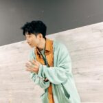 DeeGor Ho Instagram - ‼️有兩個重大消息公佈‼️ ❗️第一件事❗️ 《#極度俏郎君》 4月17日起 @viutv 逢星期一至五 21:30 Thinking@四大金光 軍師！上場！ ❗️第二件事❗️ 瘦咗真係著乜都好睇啲🤪🤟🏿 ————————————————— Cardigan @undercover_lab @ithk Tee @jacquemus Pants @amiparis Shirt @nanushka @mrporter Sneakers @giuseppezanotti