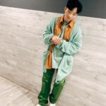 DeeGor Ho Instagram - ‼️有兩個重大消息公佈‼️ ❗️第一件事❗️ 《#極度俏郎君》 4月17日起 @viutv 逢星期一至五 21:30 Thinking@四大金光 軍師！上場！ ❗️第二件事❗️ 瘦咗真係著乜都好睇啲🤪🤟🏿 ————————————————— Cardigan @undercover_lab @ithk Tee @jacquemus Pants @amiparis Shirt @nanushka @mrporter Sneakers @giuseppezanotti