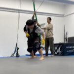 DeeGor Ho Instagram - ‼️陰目趣事分享 請俾趣🫶🏻‼️ 電影拍攝之前 佢地安排咗我去學劍 試吓啲威也武打動作 而我就FF問導演 你估可唔可以試下啲 類似浪客劍心個啲動作嘢 @dickson_1230 :「你做到緊係正㗎！」 果然羅馬非一日建成 莫講羅馬羅湖我都未過到😭（片一） 第一次見識到戶外吊威也係點做到😲（片二） 係條又窄又焗嘅走廊 滑行咗好多次 所以辛苦晒各位師傅🥹（片三） 其實佢係第37屆金像獎 「專業精神獎」得主 「Pauline 楊容蓮女士」茶水工❤️ 佢同過大把猛人前輩對過戲😎 🥹簡直係成就解鎖 可遇不可求嘅機會 導演好嘢～有啲掛住Pauline XO醬😋（片四） 對不起慈雲山的街坊們 半夜天台大叫小太郎打擾咗大家 令大家誤會有癡線佬半夜大叫「史泰龍」 引起FB街坊群組討論 嗌咗一兩take之後… 我有改為盡力細聲地大叫🙏🏿🥺 多謝忍耐🙈 （片五） 呢個係第一次試飛嘅片 不過暫時未飛出街嘅 之後飛出去個個馬路街景畫面… （忘記咗影低添）（片六） 原來咁樣俾人抽起撞落塊板 係好好玩😂因為咁撞落去係唔痛㗎 有晒機關安全措施 不過抽我過去嘅師傅們就勁辛苦啦🙈 所以都係唔好咁貪玩🫡 （片七） 今日睇返原來係西瓜斬西瓜🫠 呢個互相殘殺嘅畫面 好暴力 而呢take係少有嘅斬中晒😎 不過好似由於high speed嘅關係 而我用力斬時好自然咁謎咗眼一下 結果變咗high speed西迷眼😑 Fail😮‍💨（片八） 呢抽動作是咁的 大步跨三級樓梯（師傅抽起我） -> 踩扶手 -> 再踩樓梯中間個扶手 -> 再踩右邊牆 -> 再踢兩腳空氣 -> 再踩左邊牆 -> 再自轉一圈 -> 一嘢斬落去！Patrick小雞雞位置 係我認為自己稍為做得比較流暢嘅動作場面🙈 唯一做得唔好… 係斬唔中Patrick小雞雞😈（圖九） 其實點解叫以靜制動？ 因為🤣監製佢地幫部戲求籤 籤文寫要「以靜制動」 亦順便保密個戲名先🤣🤣🤣（圖十） 遲下再分享❤️其他感受 你地睇完笑得開心 記得介紹俾朋友 多多支持 #陰目偵信 為我地爭取多啲場次 見到大家🦾 其實比起Error 本地新導演 更加需要大家支持同鼓勵 冇新導演又何來換到新演員演出機會？ ❤️‍🔥❤️‍🔥❤️‍🔥有你有我！守住平安樓！