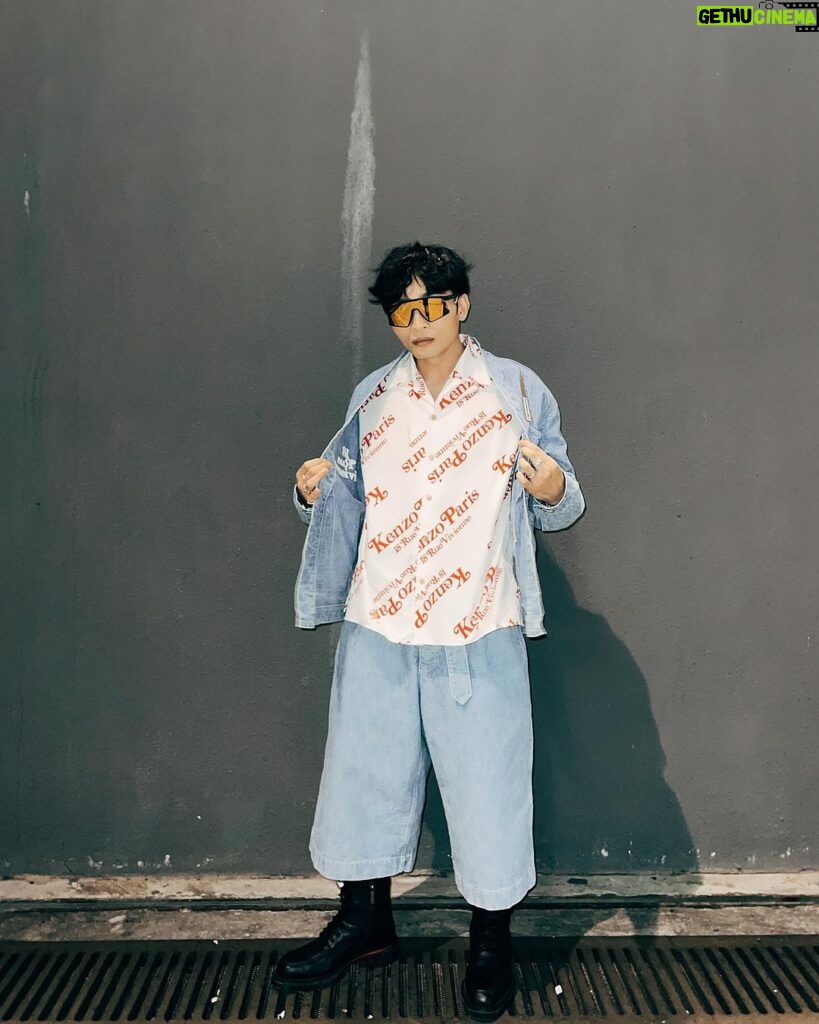 DeeGor Ho Instagram - 1，2，3，4，5 求部署，邊張可以做fashion嘢？😀 多謝 #新城頒獎典禮2023 @multi.metro ——————————————— Wardrobe @kenzo @louboutinworld Styled by @pipa.creative #PIPAstyling