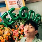 DeeGor Ho Instagram - ‼️《泰鳩》已經正式開張‼️ 多謝所有祝賀說話、傳媒朋友、兄弟姊妹、粉絲、公司、家人、花牌、食客🫶🏻到場支持 腸道一向係掌管住人類幸福感，搞食肆都係希望大家上到嚟《泰鳩》可以有一種「泰鳩放鬆」嘅感覺，食完之後會覺得「泰鳩好味」，走嘅時候會感到「泰鳩愉快」，過幾日「泰鳩回味」再上嚟❤️一齊「泰鳩幸福」鳥～ 個人口味就推薦 慢煮牛肋條、鳩炸冬陰功單骨雞翼、泰鳩魚皮沙律、菠蘿炒飯、海南雞、燒春雞、生菜鳩包；🫶🏻個人喜歡飲青檸梳打送菜 下午茶可以嚟「鳩hea」一陣食個Tea 入夜仲可以約班朋友同事傾公事傾心事 飲吓酒、食吓水煙、食吓小食 希望大家賞面唔係搞咩呃錢 日後我地會keep住進步改良 希望做到大眾喜歡嘅口味 大眾喜歡嘅價錢 追求服務大眾 物超所值體驗🦾 旺角譽發商業大廈 四樓 @thaikau1 👈🏿詳情即上 #我地三個當日都係諗住跳吓舞㗎咋 #冇諗過搞餐廳做明星😂 #所以感謝一路上支持我地嘅每一位 #俾機會我地嘅每一位