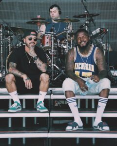 Dengaz Instagram - Já estamos em Setúbal! Dengaz & AHYA Band, hoje com o meu brother @plutonio2765 como convidado na Semana Académica! Show às 00H00!! #ParaSempreTour2017 (📸 @notfrancisco )