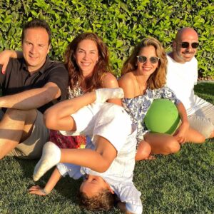 Derya Beşerler Instagram - Bugün teyzesinin kuzusu bir yaş daha büyüdü💕🤗 ve yerinde duramadığı için aile pozumuz da bu şekilde oldu😂 o zaman kendisinin deyimiyle: o zamann  kuduruşşş time!🕺🏽🕺🏽🕺🏽