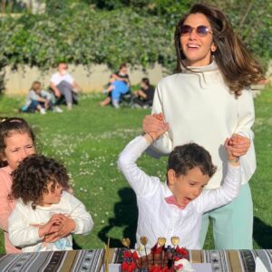 Derya Beşerler Instagram - Akranlarımla çılgın! bir doğum günü kutladım🥳(3)6 yaş hoşgeldin😁kutlayan, arayan, mesaj atan, günümü güzelleştiren herkese çok çok teşekkür ederim🙌🏼 🥳 #nazo # küçükbobmarley #keremiko💕