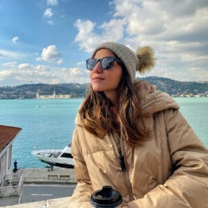 Derya Beşerler Instagram - Sahi yaz gelir mi? Gelirse de bize gelişi kaça? Aşılı mı? Sade mi? Yoksa ortaya karışık mı?Yeni normal eski normal?Kim normal?🙄düşünceler havada bulut, en iyisi sen bunu unut⛅️Temiz delirdi.