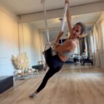 Derya Beşerler Instagram - Güldüğüme bakmayın.Hamağa dolanan bacağım 3cm inceldi. Teşekkürler hamak yogası🙏🏻😁