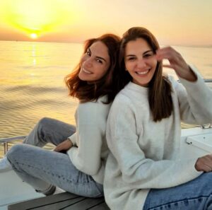 Derya Beşerler Instagram - Hiç konuşmadan tepeden tırnağa aynı giyinmemizin tek bir sebebi olabilir👉🏼kardeş ?❤️👭 @zeynepbeserler