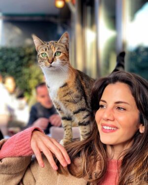 Derya Beşerler Instagram - Oturduğumdan beri omzumda kendisi.. arkadaşım sen kedisin kedi... papağan değil🦜❤️( benden çok yedi..)