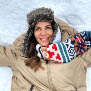 Derya Beşerler Instagram - Karlara atlamadan önce ayağınızla derinliğini mutlaka kontrol edin👍🏻ben etmedim de 😂❄️☃️
