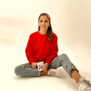 Derya Beşerler Instagram - Şu yaşıma kadar hiç kırmızı renk bir şey giymez, kendime de yakıştırmazdım. Yeni yeni başladım.. renkler gibi,sevmediğim yemeklere şans vermeye,bazı sevdiklerimden de bıkmaya yine bu yaşlarda başladım. Yaş aldıkça, insanın huyu suyu da değişiyormuş resmen☺️ ( yalnız tatlı konusunda hiçbir sıkılma bıkkınlık falan yok,  o biraz canımı sıkıyor..😏)