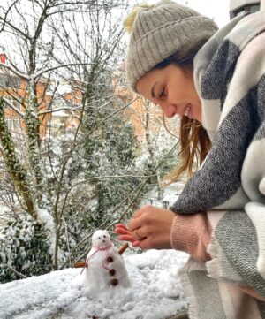 Derya Beşerler Instagram - Bir İzmirli kendini nasıl belli eder?❤️⛄️Nasıl bir kar özlemiyse artık.. Hiç unutmuyorum çocukken arabayla geçtiğimiz yoldan aldığımız karı torbaya koyup, buzdolabında saklamaya çalışmıştık. Lisedeyken sadece 1 defa İzmir'e kar yağmıştı. Bütün okul Kordona koşup- hocalarımız da dahil- kar topu oynayıp derse geri dönmüştük❄️Diyeceklerim bu kadar😂