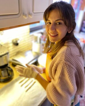 Derya Beşerler Instagram - Bu fırın işlerini çözmem hiç iyi olmadı😁🥖🥨🍞👩🏻‍🍳 Sıkıldıkça mutfağa girenler burada mı?🙋🏻‍♀️