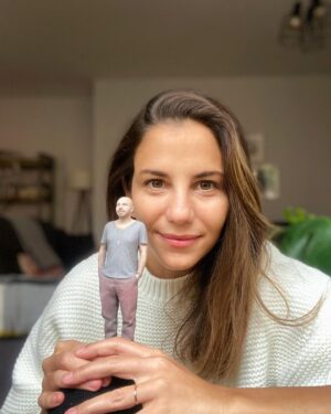 Derya Beşerler Instagram - Yanyana gelemeyeceğimiz için temsili @namoglubirol ile çektim fotoğrafımızı😬 Arayan soran, mesaj atan,"dur bi çorba yapıp da kapıya asayım"  diyen herkese çok çok teşekkür ederiz🙏🏻 Gözlerdeki yorgunluk durumun özeti.. ancak merak etmeyiniz, biz iyiyiz🙏🏻