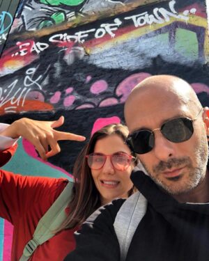 Derya Beşerler Instagram - Şuraya bir doğum günü çocuğu ve fotoğraflarda rahat duramayan bir Derya bırakalım🙋🏻‍♀️😁İyi ki iyi ki doğdun❣️ve benim yol arkadaşım oldun🙏🏻❤️