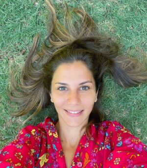 Derya Beşerler Instagram - Bence buna da çimmek denir😬 Daha dün öğlen çimiyordum böyle, şimdi hava ne halde🤦🏻‍♀️ #lyingonthegrass