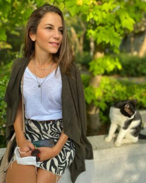 Derya Beşerler Instagram - Yanımdakine özenip ben de aynı şekilde poz verdim😬❤️😸