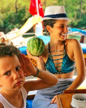 Derya Beşerler Instagram - Minik karpuzunu aldım diye çok sinirlendi😂🍉ve beni engelledi😁❤️ #angrybird