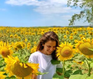 Derya Beşerler Instagram - Boy sırasına girdik, müdürü bekliyoruz🌻😬🌻