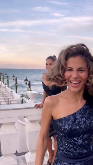 Derya Beşerler Instagram - Tamam kardeşiz de konuşmadan düğüne de aynı giyinmemiz🙈bari yan yana çok durmayalım deyip kaçtım💃🏻😁 heşteg "payet sisters"