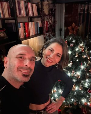 Derya Beşerler Instagram - Hepimiz için 2023'ten çok daha güzel, sağlıklı, huzurlu bir yeni yıl olsun..🎄🎸👊🙏
