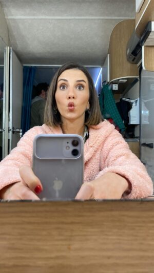 Derya Beşerler Instagram - Her gün her sahnede günde bilmem kaç kere bu hızda çalışan bir ekip düşünün👏🏻🥰 ve durmadan konuşan bir ben😬