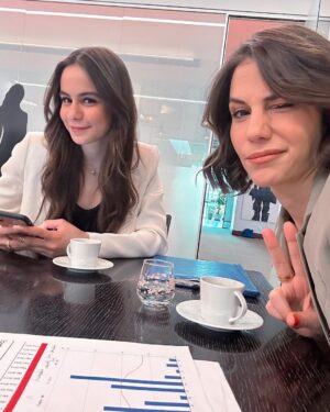 Derya Beşerler Instagram - Her yeni proje, yeni dostluklar demek benim için🙏🏻İyikilerimin bundan sonra da hep yanımda olması dileğiyle🙌🏼Ben Begüm' ü çok sevdim. Umarım sizler de sevmişsinizdir❤️