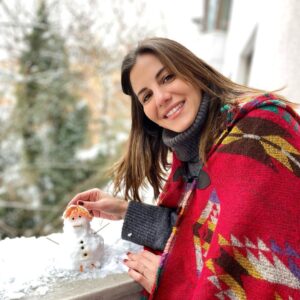 Derya Beşerler Instagram - 1987' den beri böyle biçimsiz bir ⛄️ görülmedi😁Balkonumdan bana bakıyor şimdi☺️