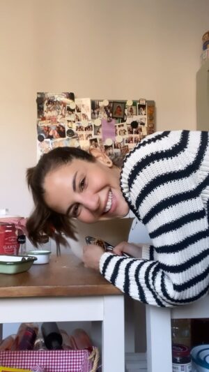 Derya Beşerler Instagram - Her Pazartesi başladığım, Çarşamba'ya kadar dayanabildiğim sağlıklı yaşam hedefimde bugün granola yapmak vardı😁👩🏻‍🍳bi kavruk oldu ama sıvıyla tüketince olur gibi🤣🤣🤣