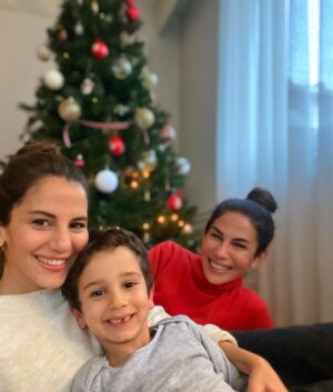 Derya Beşerler Instagram - Yeni yıldan beklentimiz: yine hiçbir şey🙃beklesek de olmuyor zaten🤦🏻‍♀️kucağımdaki küçük ve küçükler mutlu  olsun yeter🎄🙌🏼