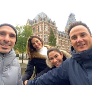Derya Beşerler Instagram - Tam Hollanda biletlerimizi aldığımız sırada fırlayan dolar ve euro kekremsi bir tat bıraksa da artık yapacak bir şey yoktu😌🏠her şey çok pahalı diye söylene söylene dolaşarak biraz deşarj oldum. Günde attığım 20.000 adım da bunun ispatı😁🏃🏻‍♀️