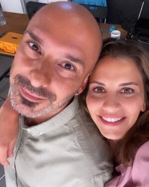 Derya Beşerler Instagram - Yine yazdım yazdım sildim, senden daha güzel cümleler kurmayı bir türlü beceremedim🤦🏻‍♀️ ama şunları diyebilirim.. Bulaşık makinesinin işleyişini benden daha iyi bilmen( evet tuz kısmını arada karıştırıyorum😬) Kapıdan tam çıkacakken ütüyü 36 kere kontrol etmem için sakince beklemen..Arada mimik oynatmayan soğuk esprilerin..( itraf edeyim bazılarına içimden gülüyorum😁)daha yazacak çook şey var aslında.. 6 sene dile kolay💕hayatı beraber paylaşacağımız nice senelere🙌🏼💕 @namoglubirol