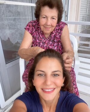 Derya Beşerler Instagram - O zaman geleneksel " ananeeee saçımı örseneee" pozumuz da burda bir kenarda dursun🥰 @belkissuslu