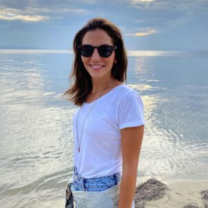 Derya Beşerler Instagram - Gün batımını bir de Erdek'te izlemenizi isterim. O kadar güzel ki... Burası çocukluğuma dair her şey.. kaldığımız yerden devam eden dostluklar, balkondan balkona sohbetler... gün batımı tabi ki güzel olur🤗