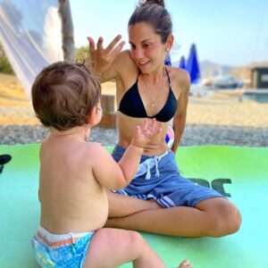 Derya Beşerler Instagram - Aliço top nerde? Burdaaaaaymış! Aliço top nerde? Burdaaaaymış! Aliço top ne.... derken bir bakıyorsunuz bir saat geçmiş.. terapi gibi ☺️💕 yoksa delirmemek  için resmen  gün sayıyoruz!!