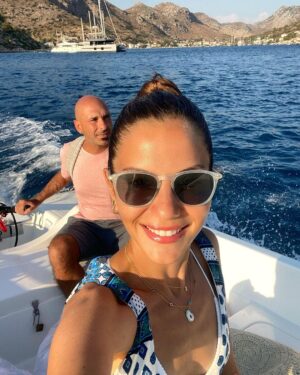 Derya Beşerler Instagram - Bu yaştan sonra kaderimde miço olmak da varmış😁fakat o kadar nasıl ip bağlıyorum bir görseniz🪢ya da görmeyin daha iyi😆neyse ki kaptan iyi😬