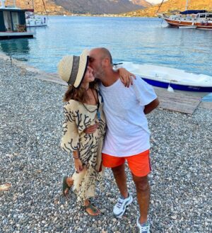 Derya Beşerler Instagram - En sevdiğim saatler başladı💕güneşi batırdık, müzik dinleyerek manzarayı seyrettik, kadehlerimizi tokuşturduk🥂hepsi yalan tabii ki  yine çalıştırdı beni 😂 bu da sus payı🙃bu arada bilmeyenler varsa bu yaz @shipahoybozburun bize emanet🙌🏼