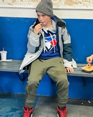 Devon Sawa Instagram - Eating rink fries. Slightly crispy on the outside, slightly undercooked on the in’. Perfect. True Canadian. 🇨🇦