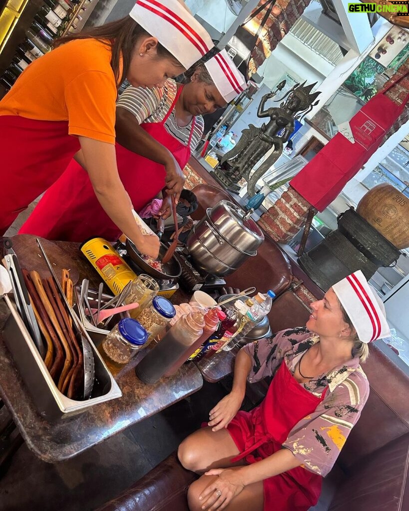 Diana Nicolau Instagram - Não levo souvenirs para ninguém. Levo melhor. Levo especiarias para cozinhar as receitas que fui aprendendo nas diferentes 6 aulas de cozinha que fiz nos 5 países por onde passei, e quando regressar cozinho para os amigos e família. E esse é o meu souvenir. Melhor que um íman para o frigorífico, não? 😉 Amigos, preparem-se que já não falta muito. Só preciso é que no aeroporto não me fiquem com as especiarias. MY TOP 5: 🥘 Nº 1 ➡️ Garlic Curry (Sri Lanka) 🤤 Nº 2 ➡️ Coconut Sambol with Roti (Sri Lanka) 🥥 Nº 3 ➡️ Mango Sticky Rice (Thailand) 🥭 Nº 4 ➡️ Fish Amok (Cambodia) 🐠 Nº 5 ➡️ Veggie Fried Spring Rolls (Vietname) 🥗 🇬🇧 ENG 🇬🇧 I dont buy souvenirs for friends or family, I learned how to cook traditional dishes at the 6 cooking classes I did throughout the 5 countries I’ve been to, and when I’m back home I’ll cook for them. Or you’d rather a fridge magnet? 😏 First pic 📷 Emitsis 🙏