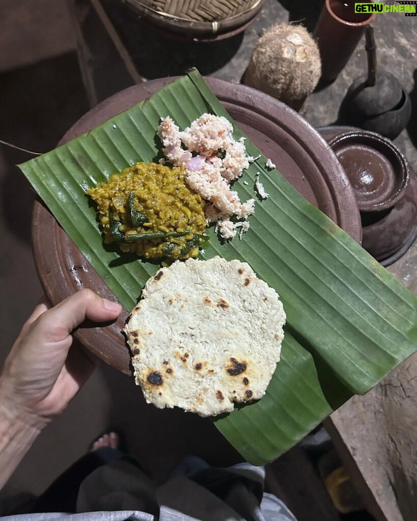 Diana Nicolau Instagram - Não levo souvenirs para ninguém. Levo melhor. Levo especiarias para cozinhar as receitas que fui aprendendo nas diferentes 6 aulas de cozinha que fiz nos 5 países por onde passei, e quando regressar cozinho para os amigos e família. E esse é o meu souvenir. Melhor que um íman para o frigorífico, não? 😉 Amigos, preparem-se que já não falta muito. Só preciso é que no aeroporto não me fiquem com as especiarias. MY TOP 5: 🥘 Nº 1 ➡️ Garlic Curry (Sri Lanka) 🤤 Nº 2 ➡️ Coconut Sambol with Roti (Sri Lanka) 🥥 Nº 3 ➡️ Mango Sticky Rice (Thailand) 🥭 Nº 4 ➡️ Fish Amok (Cambodia) 🐠 Nº 5 ➡️ Veggie Fried Spring Rolls (Vietname) 🥗 🇬🇧 ENG 🇬🇧 I dont buy souvenirs for friends or family, I learned how to cook traditional dishes at the 6 cooking classes I did throughout the 5 countries I’ve been to, and when I’m back home I’ll cook for them. Or you’d rather a fridge magnet? 😏 First pic 📷 Emitsis 🙏