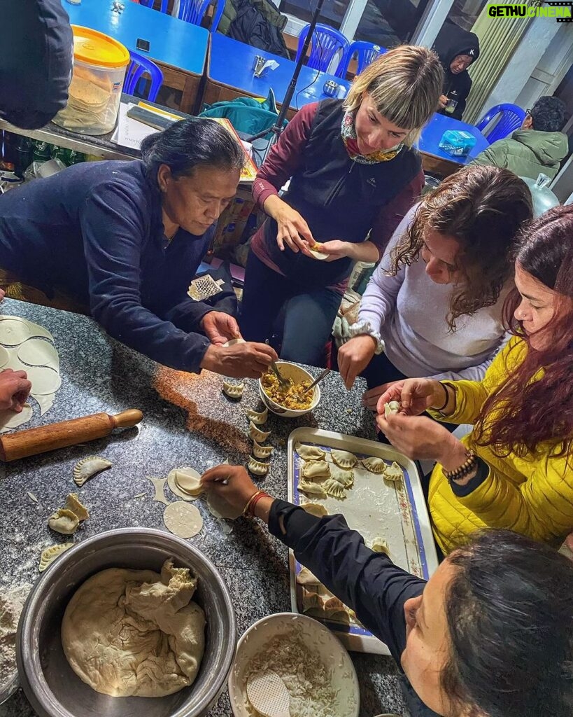 Diana Nicolau Instagram - Não levo souvenirs para ninguém. Levo melhor. Levo especiarias para cozinhar as receitas que fui aprendendo nas diferentes 6 aulas de cozinha que fiz nos 5 países por onde passei, e quando regressar cozinho para os amigos e família. E esse é o meu souvenir. Melhor que um íman para o frigorífico, não? 😉 Amigos, preparem-se que já não falta muito. Só preciso é que no aeroporto não me fiquem com as especiarias. MY TOP 5: 🥘 Nº 1 ➡️ Garlic Curry (Sri Lanka) 🤤 Nº 2 ➡️ Coconut Sambol with Roti (Sri Lanka) 🥥 Nº 3 ➡️ Mango Sticky Rice (Thailand) 🥭 Nº 4 ➡️ Fish Amok (Cambodia) 🐠 Nº 5 ➡️ Veggie Fried Spring Rolls (Vietname) 🥗 🇬🇧 ENG 🇬🇧 I dont buy souvenirs for friends or family, I learned how to cook traditional dishes at the 6 cooking classes I did throughout the 5 countries I’ve been to, and when I’m back home I’ll cook for them. Or you’d rather a fridge magnet? 😏 First pic 📷 Emitsis 🙏