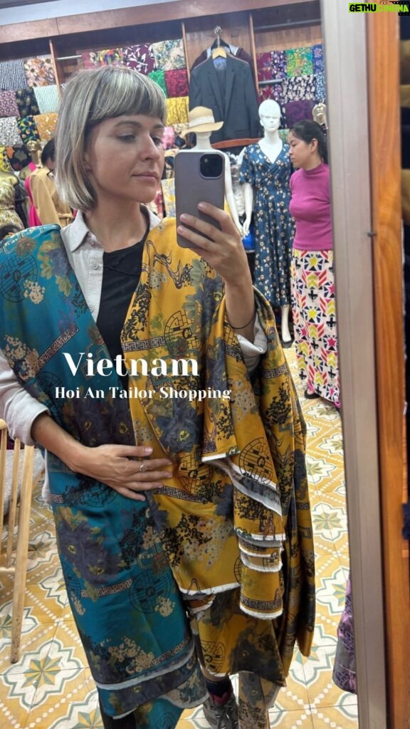 Diana Nicolau Instagram - ENG: ‼️ TIP‼️ Hoi An Beat custom tailor shop ➡️ Five Seasons Shop (owned by 5 local sisters) Há quem diga que sou forreta nas viagens, e que durmo em hosteis baratuchos e viajo em autocarros locais que levam horas quando podia fazer melhor. Eu digo que sou esperta, porque poupo numas coisas para depois gastar noutras. Comida e arte, sempre a esbanjar 😏 E se ainda sobrar algum, é para experiências como estas. Não levo souvenirs, levo receitas de pratos que aprendo em cooking classes e depois cozinho para a família e amigos. E para mim, como foi Natal e estou quase a fazer anos posso dar-me ao luxo de me oferecer uns mimos. (Que mania esta que temos de justificar onde gastamos o NOSSO dinheiro, pá! 😳). Este post não é para isto, é para recomendar quem venha a Hoi An e queira mandar fazer um fato de homem, vestido, sapatos, malas… o que quer que seja… faça com estas irmãs. Eu queria apoiar uma lojinha de família pequena (a loja, não a família 😏) ao invés de uma empresa grande. Depois de muito pesquisar encontrei estas sisters e não me enganei. São óptimas! Agora quero montar um negócio com elas. Alguém quer entrar nisto? 😏 eu sou boa a ter ideias. Mas sou uma cliente muito chata como podem ver. Mas que quando gosta, partilha e recomenda. 😉 Fica a dica: Five Seasons Tailor Shop (Hoi An). 5 irmãs que gerem a loja durante o dia e costuram durante a noite. Já tenho farpelas para os próximos casamentos da família que foram anunciados este natal 😏 Agora vejam se casam todos no verão para poder usar isto faxavor. Se não, tá tudo certo porque também servem para ir ao pão e para andar por casa. Forreta mas versátil 😏 Fico mais do que 3 dias numa cidade e começo a gastar dinheiro. Hoje fiz uma aula de candeeiros/lanternas e amanhã faço uma aula de cozinha. Quando chegar a Portugal, dou cursos disto tudo para fazer render 😏 Interessados mandem cenas. PS-Se fores dermatologista e ficares horrorizado com esta pele que se me rebentou toda desde que cheguei ao Vietname, também estou aberta a conselhos. 😎 obrigada. Hội An