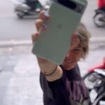 Diana Nicolau Instagram - Disclaimer: este vídeo tinha tudo para não ser um epic fail de travel vlogger 🤦‍♀️ Era uma vez… Um trekking à chuva e uma capa não tão impermeável, que me estragaram a câmara do meu telemóvel. Quem por aqui andou, viu que passei metade desta viagem com um efeito embaciado nas fotos e vídeos. Uma névoa mística sebastianista, chamemos-lhe assim 😏😶‍🌫️ que faz qualquer vlogger de viagem, influenzer-traveller, contentes creatures, whatévére, revirar os olhos 🙄 E não foi isso que me impediu de ir partilhando coisas, mas… Eis senão quando… …o ano novo trouxe-me o novo #GooglePixel8Pro e testei todas as tendências típicas que não faltam num instagram de quem viaja. FANTÁSTICO, Melga!! Houve rodinhas em slow motion para puxar a emoção, houve transições à tiktok, houve linguagem Gen Z, houve trends trendy, houve filmagens nocturnas, houve dancinhas tiktok (versão sénior), houve passagens super radicais, houve trends dos foodies, houve planos de ilusão de óptica a segurar monumentos com as mãos (quem nunca? 😏), houve zoom in-zoom out-zoom off 🤷‍♀️, houve time lapse para engajamento, planos de detalhe com uma qualidade exímia, enfim… houve tudo o que me faltava para ser uma verdadeira traveller-digital-backpacker-vlogger-insta-nomad-living-da-life. 🤘🏼😎 Agora, se faço isto bem, já é outra conversa. Não venham cá culpar o Pixel. Equipamento certo já tenho, agora é só ir treinando que acho que estou quase lá. Não acham? Ah, e só faltou levá-lo até à praia para o testar debaixo de água em mares cristalinos e paradisíacos. Enfiá-lo na banheira também serve, mas não é tão trendy. Fica para a próxima 😏✌🏼 Fim. 😶‍🌫️ *Vuummmm* 😶‍🌫️ (Isto fui eu a desaparecer num aeroporto e numa transição trendy a aparecer numa ilha de bikini.) - têm é de imaginar que o #GooglePixel8Pro ajuda, mas não faz tudo. #giftfromgoogle Asia