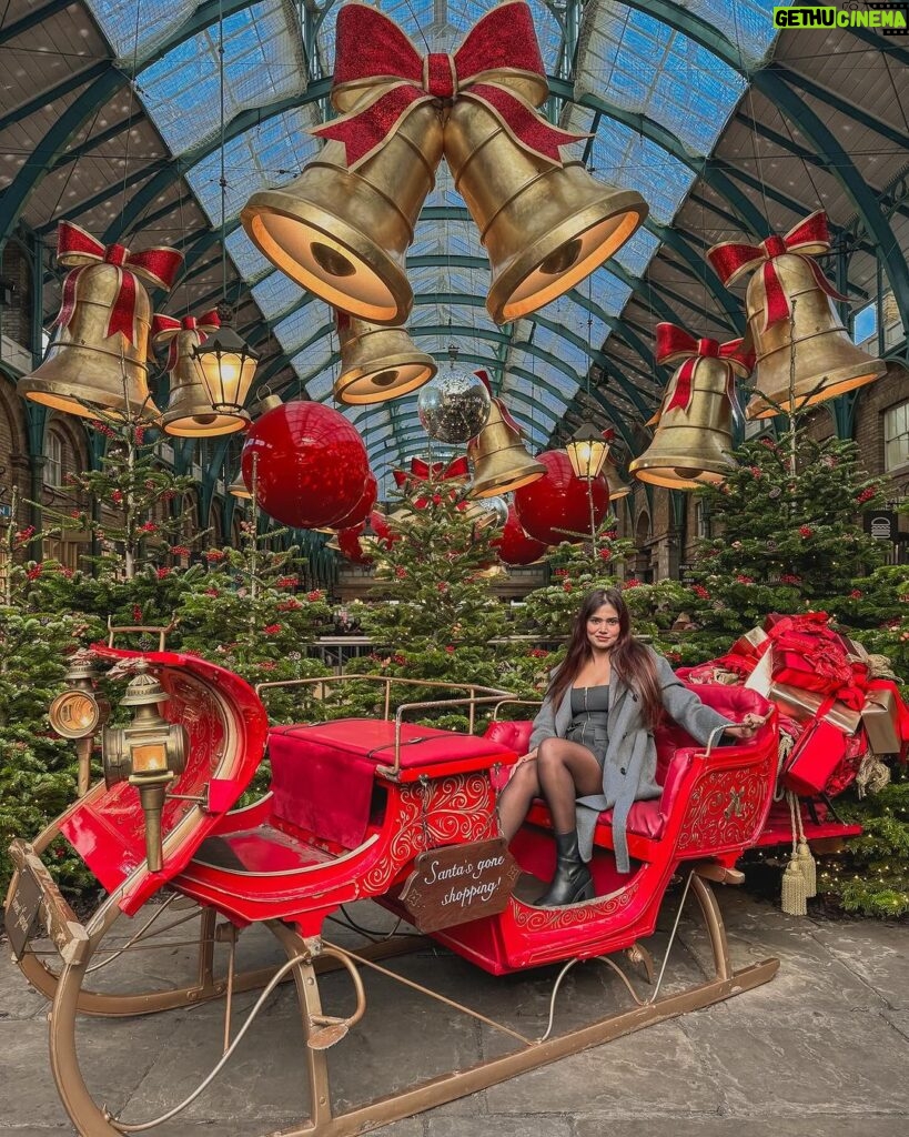 Dimpi Sanghvi Instagram - Festive flair in London town #coventgarden ❤ #dimpitraveldiaries #dimpisanghvi #london #uk #mumbailifestylebloggers #mumbailuxurylifestylebloggers #luxurylifestylemagazine #luxurylifestyle #indianluxurylifestyleinfluencers #mumbaifashioninfluencers #indianbeautyinfluencers Covent Garden London