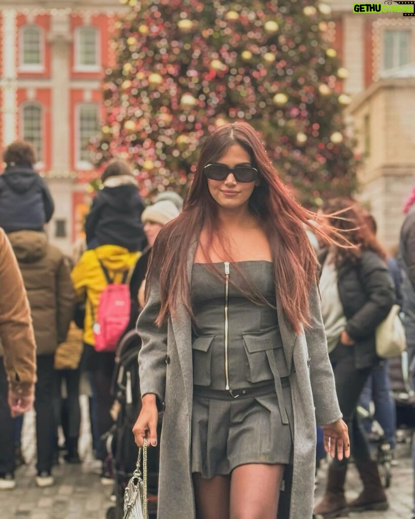 Dimpi Sanghvi Instagram - Festive flair in London town #coventgarden ❤ #dimpitraveldiaries #dimpisanghvi #london #uk #mumbailifestylebloggers #mumbailuxurylifestylebloggers #luxurylifestylemagazine #luxurylifestyle #indianluxurylifestyleinfluencers #mumbaifashioninfluencers #indianbeautyinfluencers Covent Garden London