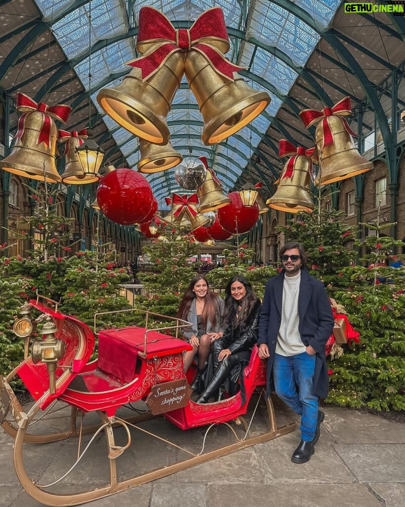 Dimpi Sanghvi Instagram - Festive flair in London town #coventgarden ❤️ #dimpitraveldiaries #dimpisanghvi #london #uk #mumbailifestylebloggers #mumbailuxurylifestylebloggers #luxurylifestylemagazine #luxurylifestyle #indianluxurylifestyleinfluencers #mumbaifashioninfluencers #indianbeautyinfluencers Covent Garden London