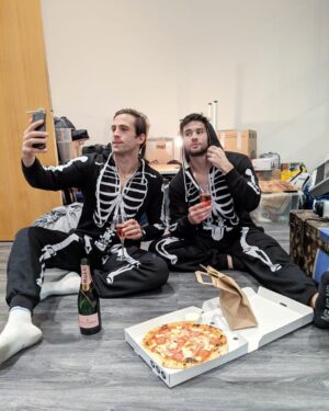 Dino Fetscher Instagram - Couldn’t be happier to finally be living with this very spooky skeleton @chriswilsonvet 🎃🤪 #posers #team
